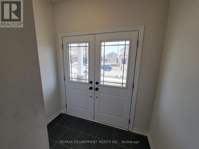 Building Photo - 121 Baker St