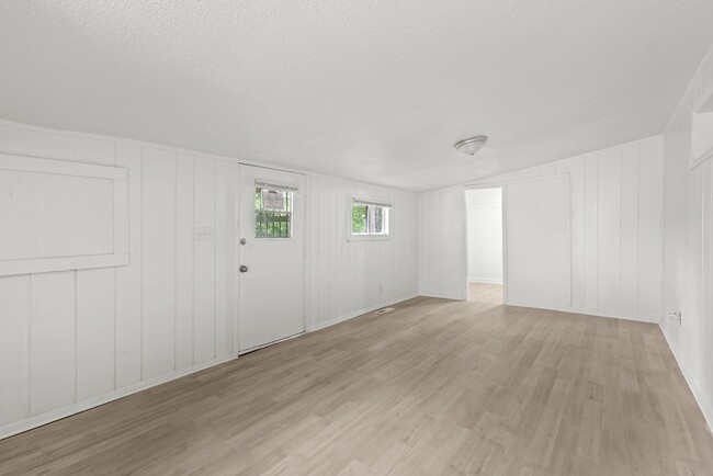 Foto del edificio - Stylish & Newly Renovated 4 Bedroom 2 Bath...