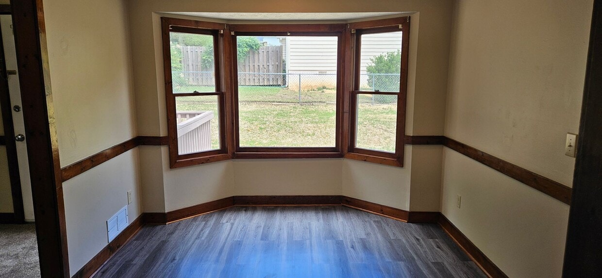 Building Photo - Spacious Home