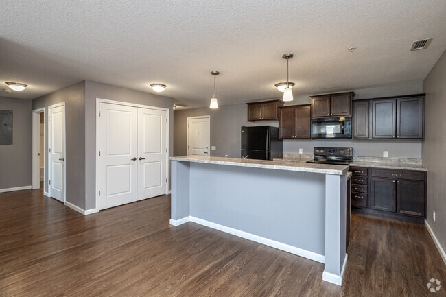2BR, 1BA - 999SF - Dining Area - Park Plaza Apartments