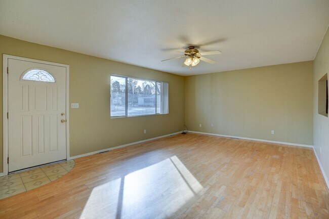 Building Photo - Home for Rent Near Willow Lake!