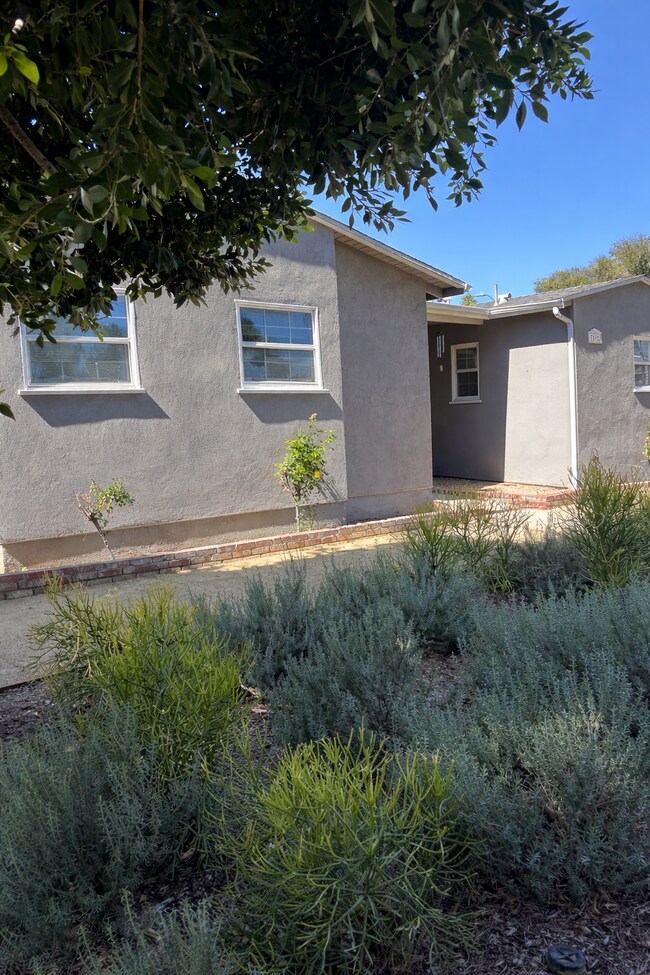 Foto del edificio - 7055 Comanche Ave