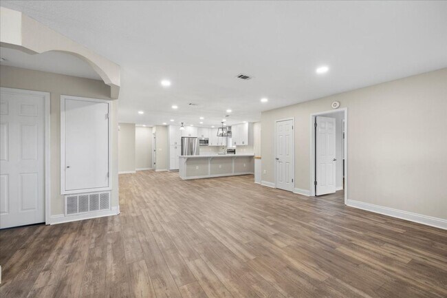 Building Photo - AVAILABLE 9/19!! 3bed/2bath with flex spac...