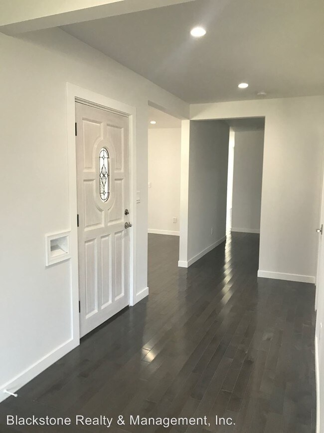 Building Photo - 9110 Cresta Dr