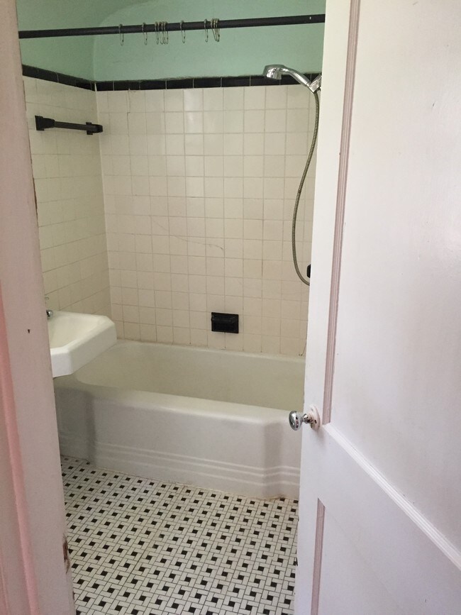 Foto del edificio - 1957 Madison Ave