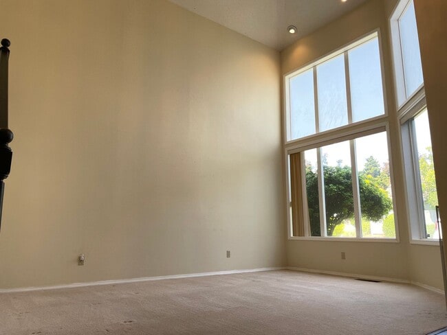 Building Photo - Traditional 4-Bed, 2.5-Bath Home with Stunning Views, Central A/C, and Modern Amenities!