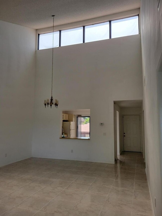 Building Photo - 502 Lakeview Dr E