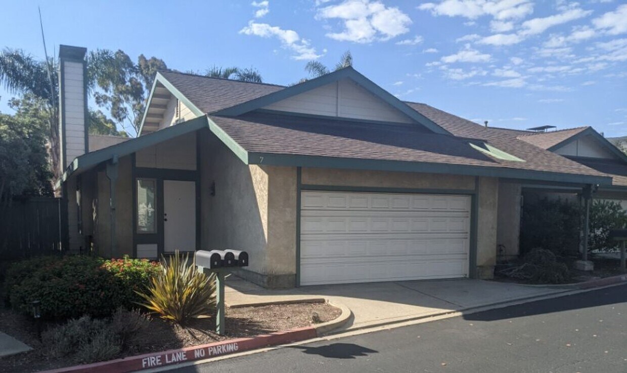 Primary Photo - Beautiful Townhouse In A Perfect Location!