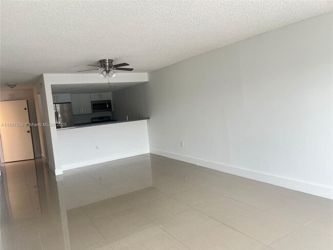 Foto del edificio - 555 NE 123rd St