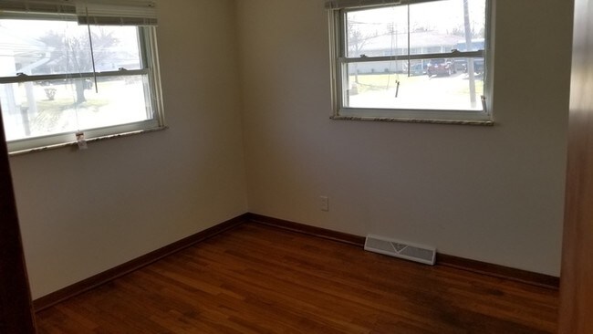 Building Photo - 350 N Grener Ave