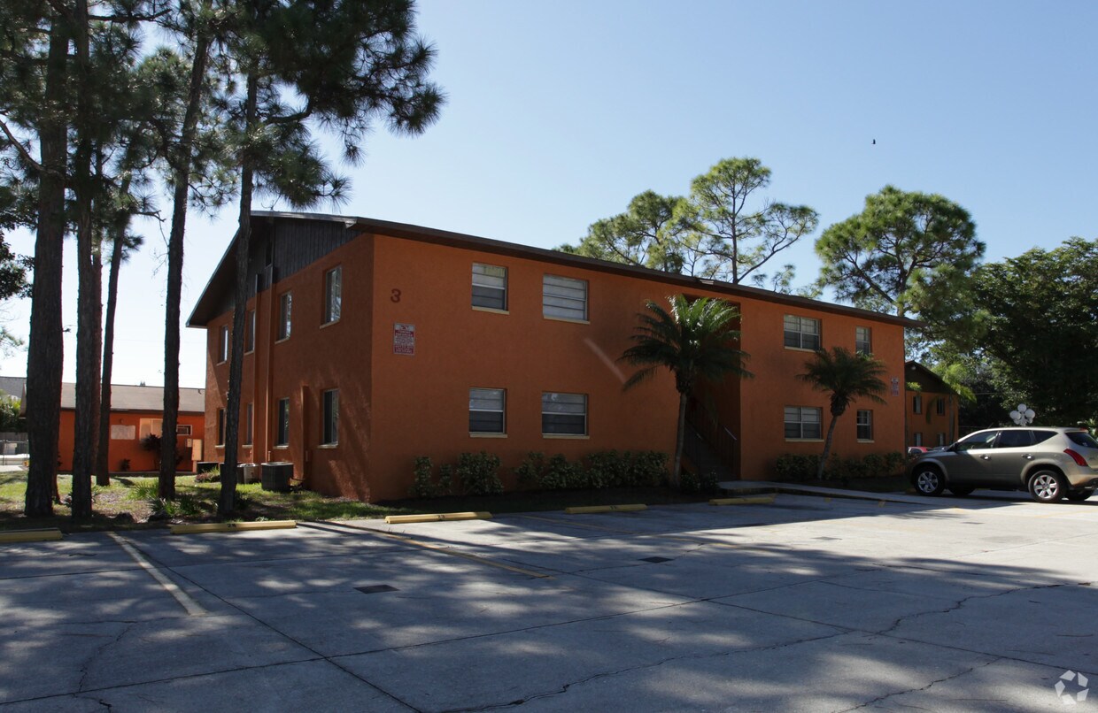 Lakes Park Apartments at 7961 Gladiolus Dr Fort Myers, FL