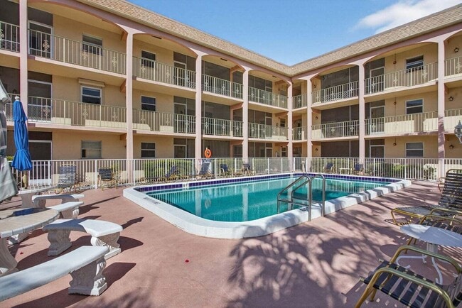 Building Photo - 100 SE 6th Ave