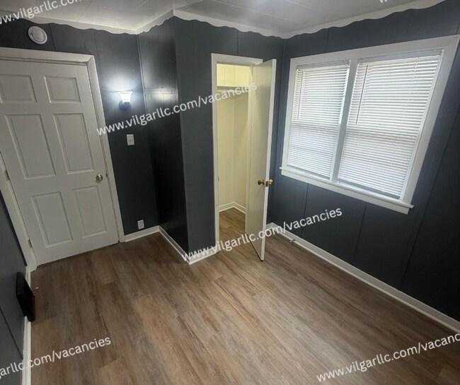 Foto del edificio - 4-bedrooms, 1-Bath - 2-floor Duplex Home