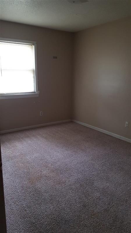 Building Photo - Centrally Located and steps from UCM