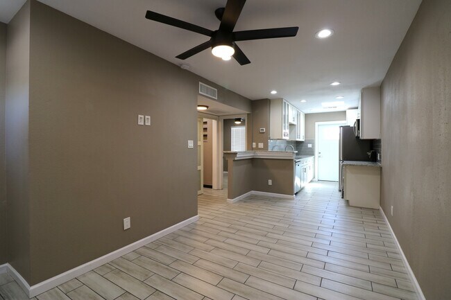 Foto del edificio - 101 North Oak Street, Unit #C