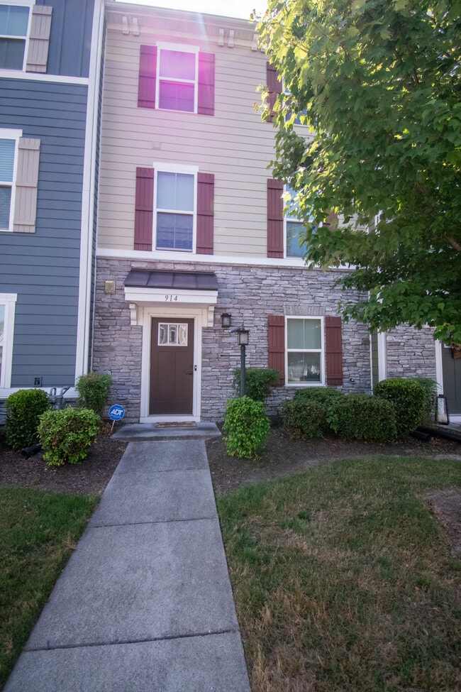 Building Photo - 914 Avast Way