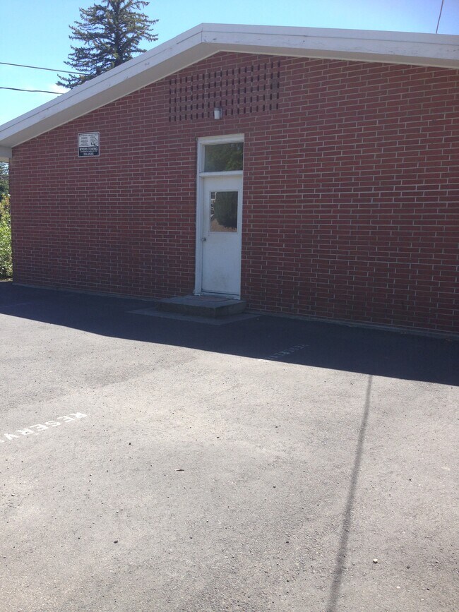 On-site parking - 710 NE Oak St
