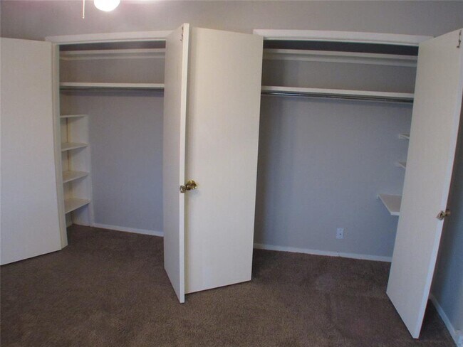 Building Photo - 10406 Shadow Bend Dr