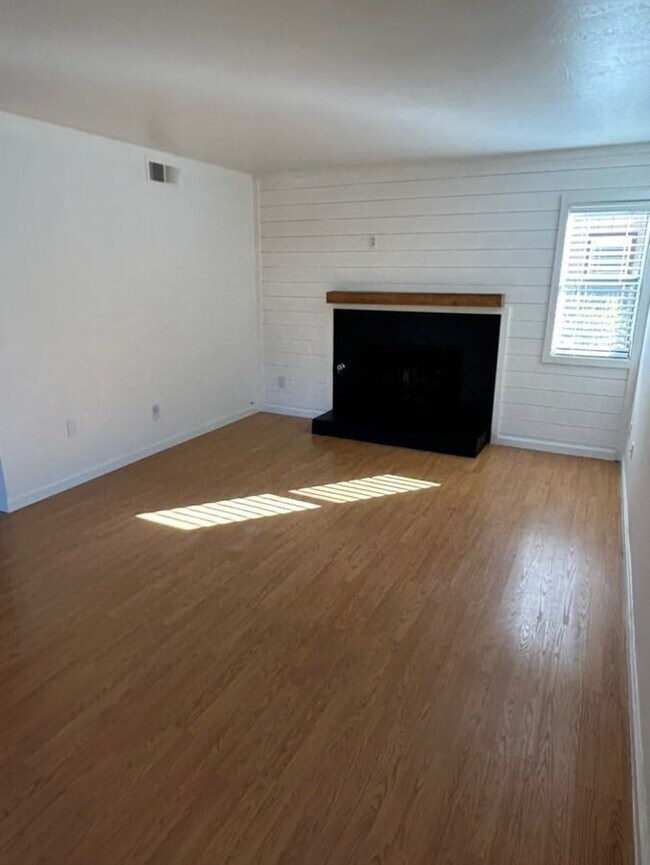 Foto del edificio - 6540 College Grove Dr