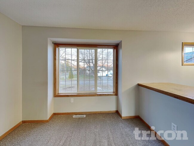 Foto del edificio - 1500 Powell St N