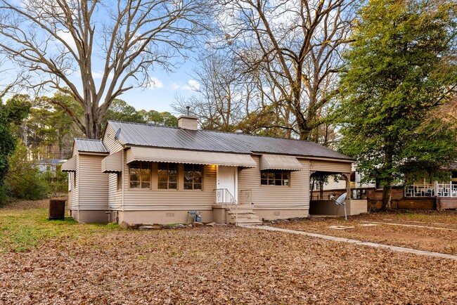 Building Photo - Beautifully Renovated 3 Bedroom 2 Bath Hom...