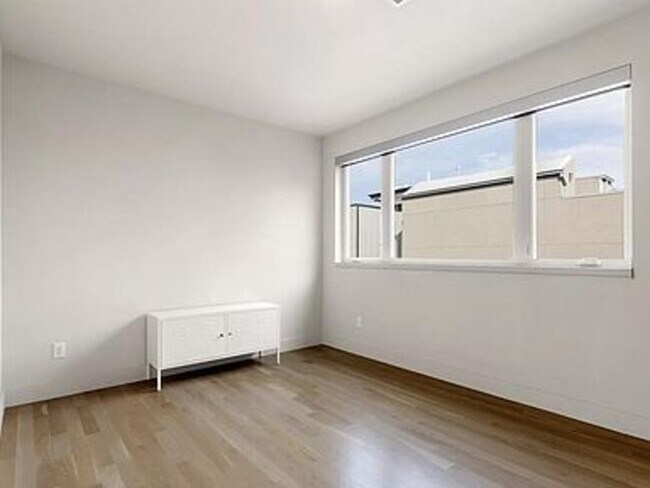 Building Photo - 1735 Central St