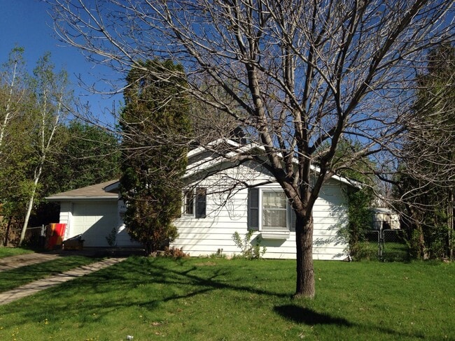 Foto del edificio - Adorable 2BD/1BA House! Nice Yard! Great L...