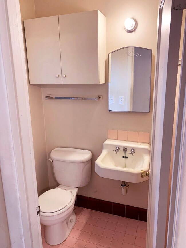 Building Photo - Cozy Studio Unit in Woodlawn with Full Kit...