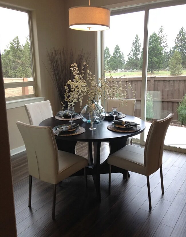 Foto del edificio - Beautiful 3 Bed/2.5 Bath Townhome in Great Location - Vail Lane