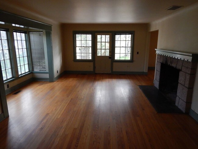 Foto del edificio - 4 br, 2 bath House - 844 NE 3rd Street