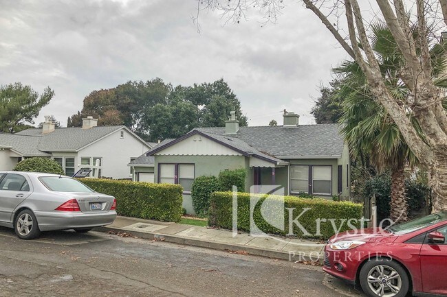 Building Photo - Adorable home with large backyard