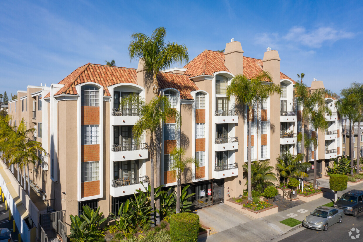 Primary Photo - Castle Heights Apartments