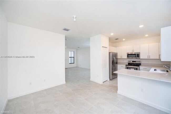 Foto del edificio - 3 br, 2.5 bath Townhome - 252 SW 159th Way...