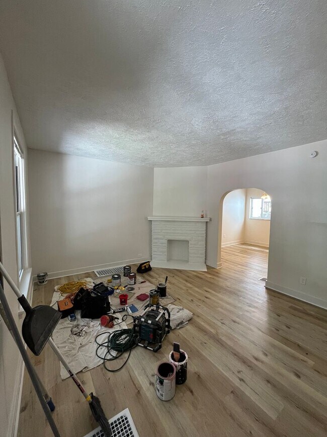 Foto del edificio - Large 2 Bed 1 Bath Home, with office space! Available Now!