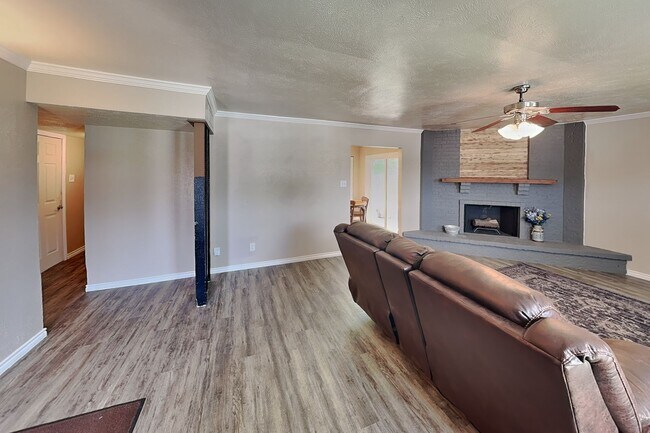 Building Photo - Don't miss your opportunity to make this Camelot gem your next home—schedule your tour today!