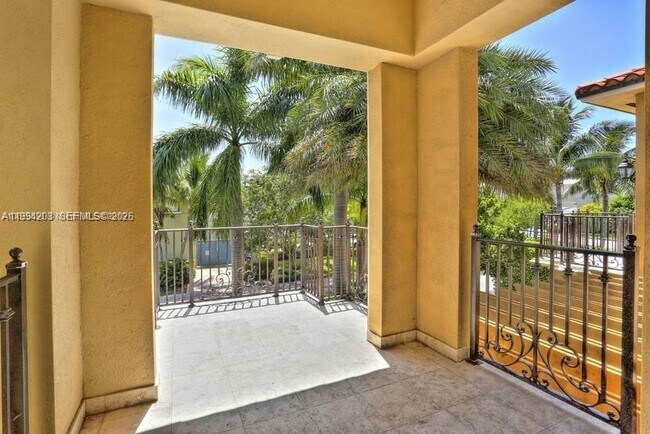 Foto del edificio - 592 Fernwood Rd