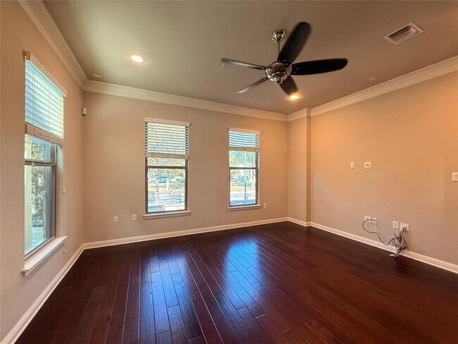 Foto del edificio - 2021 Simond Ave