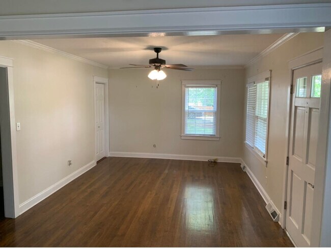 Sala de estar, pisos de madera noble, pequeño armario para abrigos en la esquina - 1112 Joyner Ave