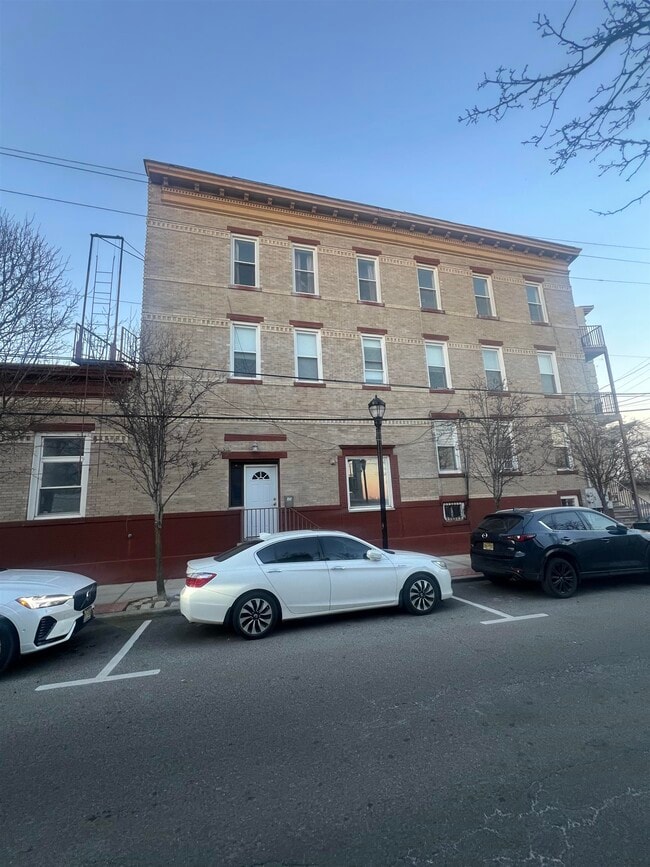 Building Photo - 325 Mountain Rd