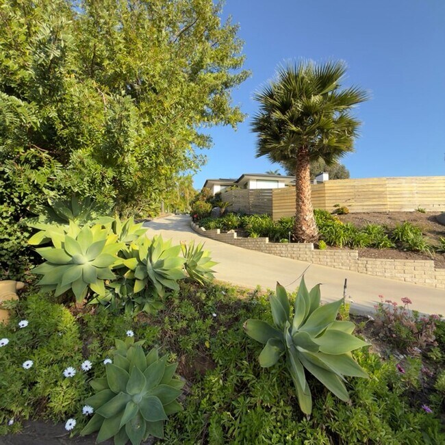 Building Photo - Ocean Views from this remodeled one bedroom!