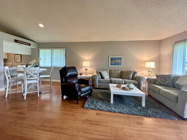 Building Photo - 305 Club Dr