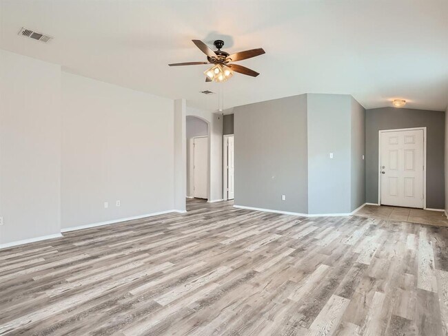Building Photo - 246 Nandina Dr