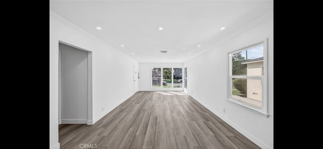 Building Photo - 637 W Fernfield Dr