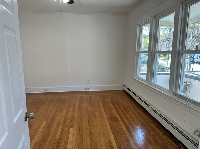 Building Photo - 1049 Campbell Ave