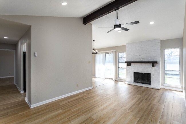 Foto del edificio - 9306 Adams Hill Dr