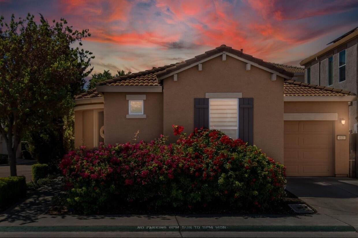 Primary Photo - Charming 2 Bed, 2 Bath Home in Gated Commu...