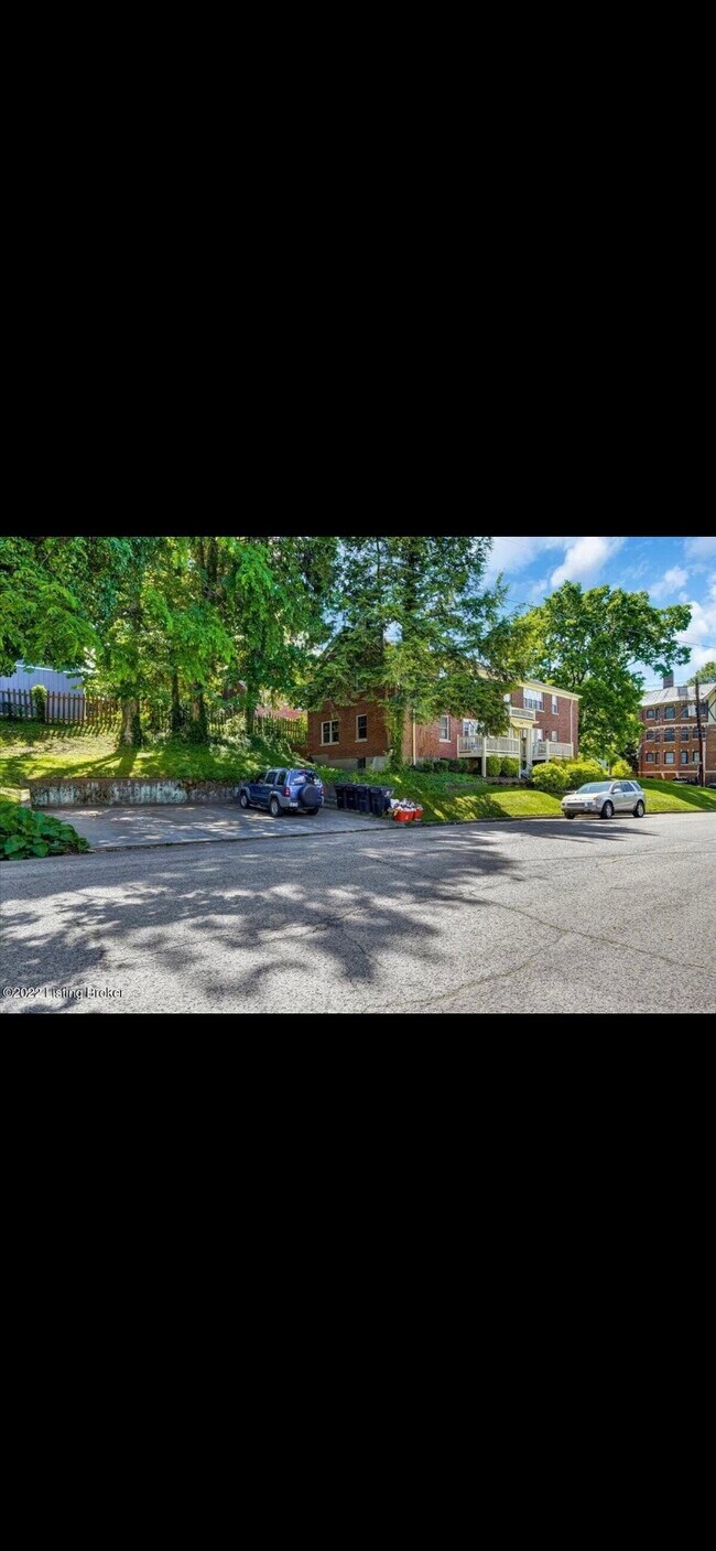 Building Photo - 2100 Spring Dr