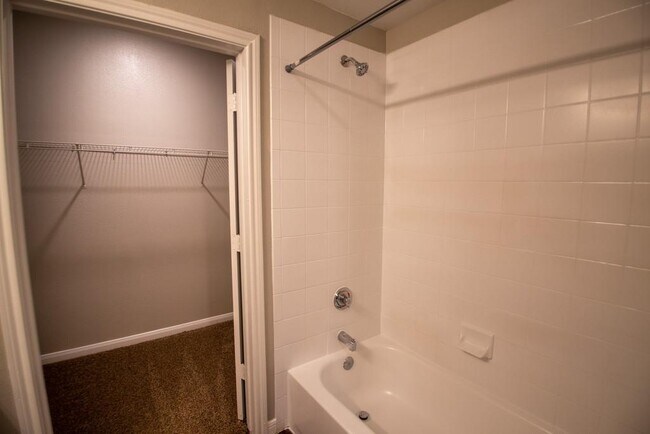 Foto del edificio - 2320 Gracy Farms Ln
