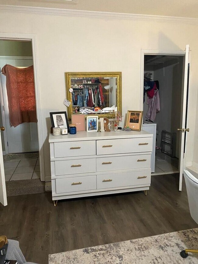 Foto del edificio - 126 Glenwood Ave