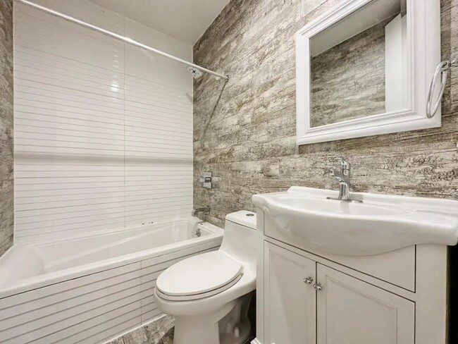 Foto del edificio - Private Bedroom in a 4 bedroom / 2 bathroo...